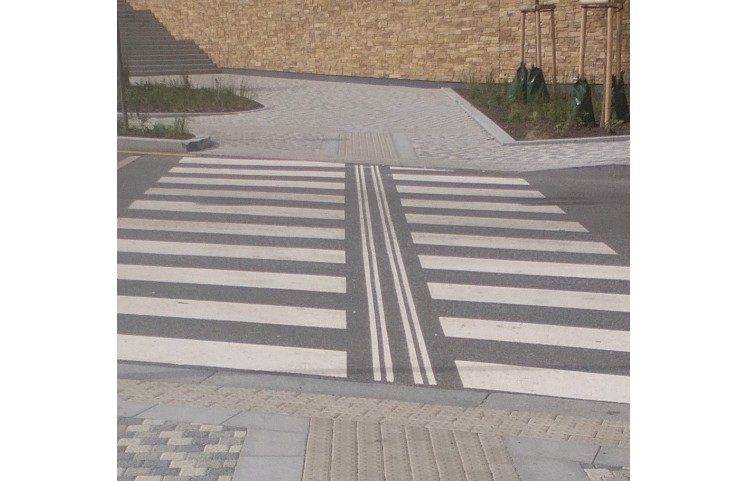 Vodorovné značení Slepecké vodící pruhy