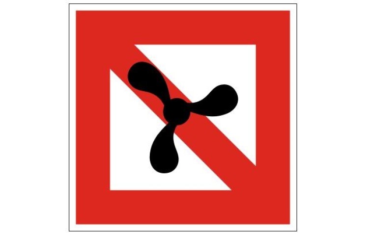 Plavební znak A12 - Zákaz plavby plavidel s vlastním pohonem