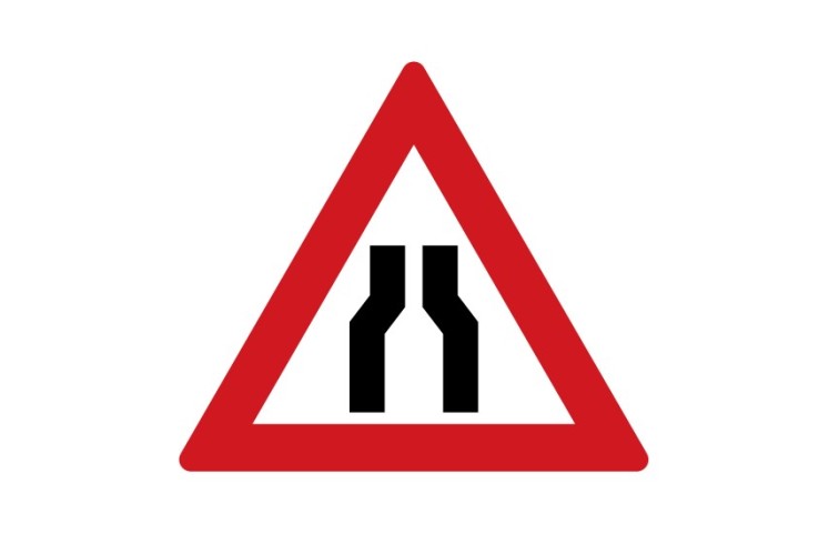 Dopravní značka A6a - Zúžená vozovka (z obou stran)